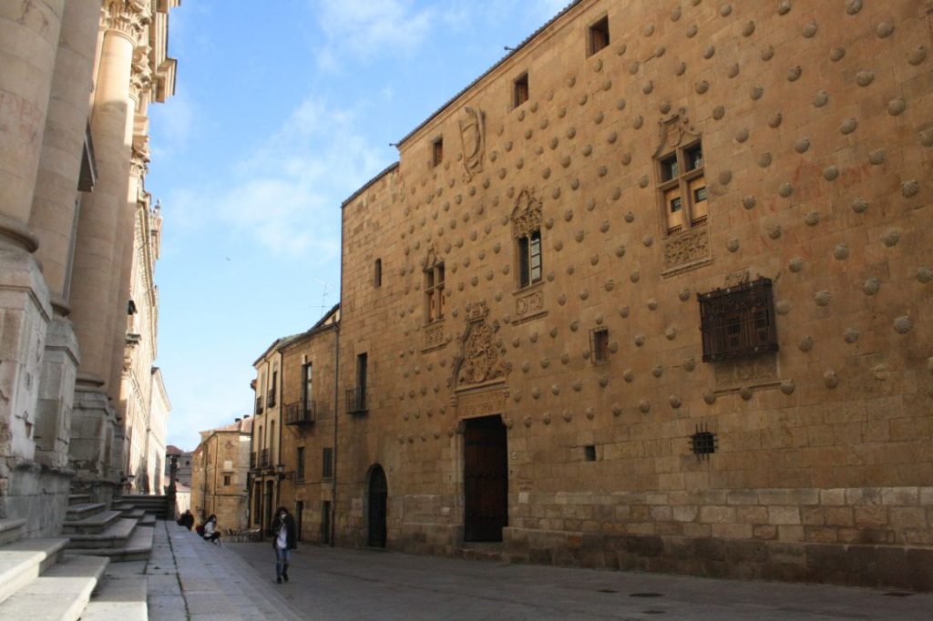 Vista de la calle Compañía desde la Casa de las Conchas de Salamanca