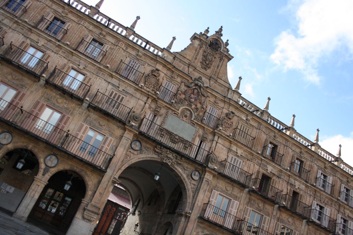 Vista de uno de los arcos de acceso a la Plaza Mayor de Salamanca