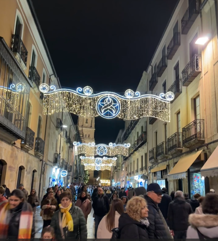 Luces de Navidad en la calle la Rúa en Salamanca