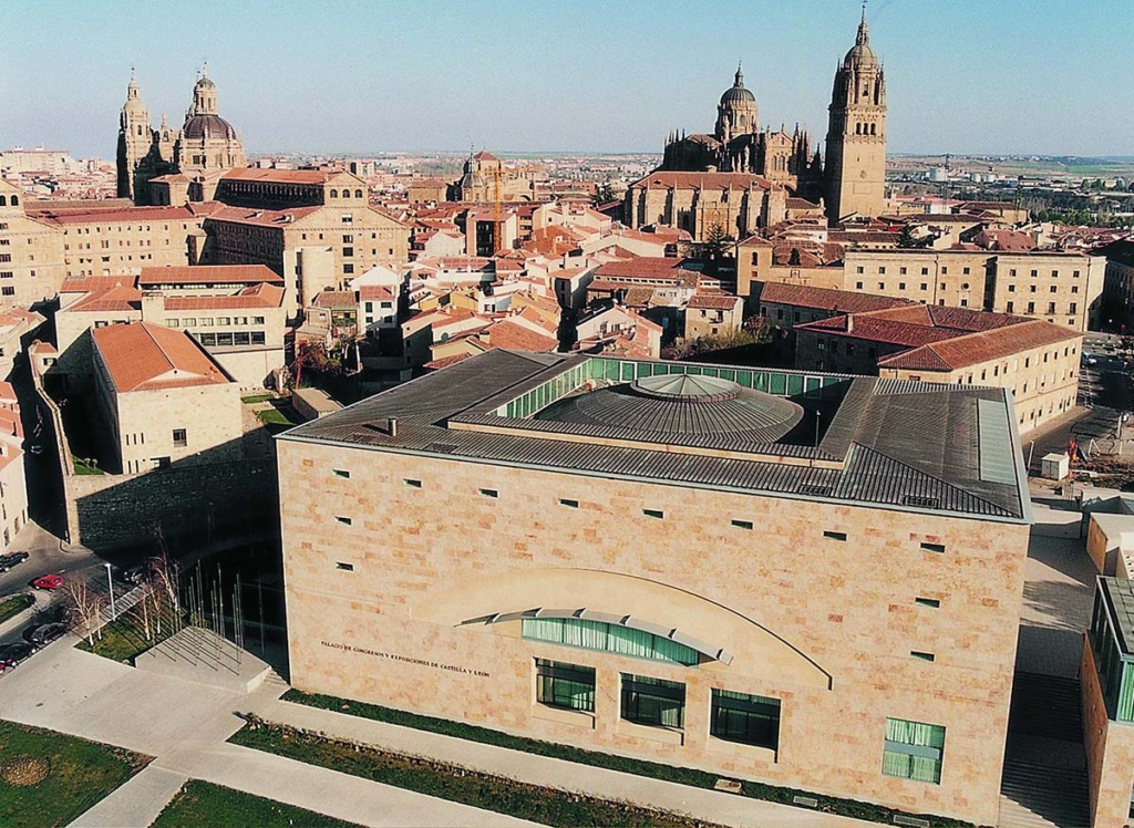 Vista aérea del Palacio de Congresos de Salamanca con la Catedral y la Clerecía de fondo