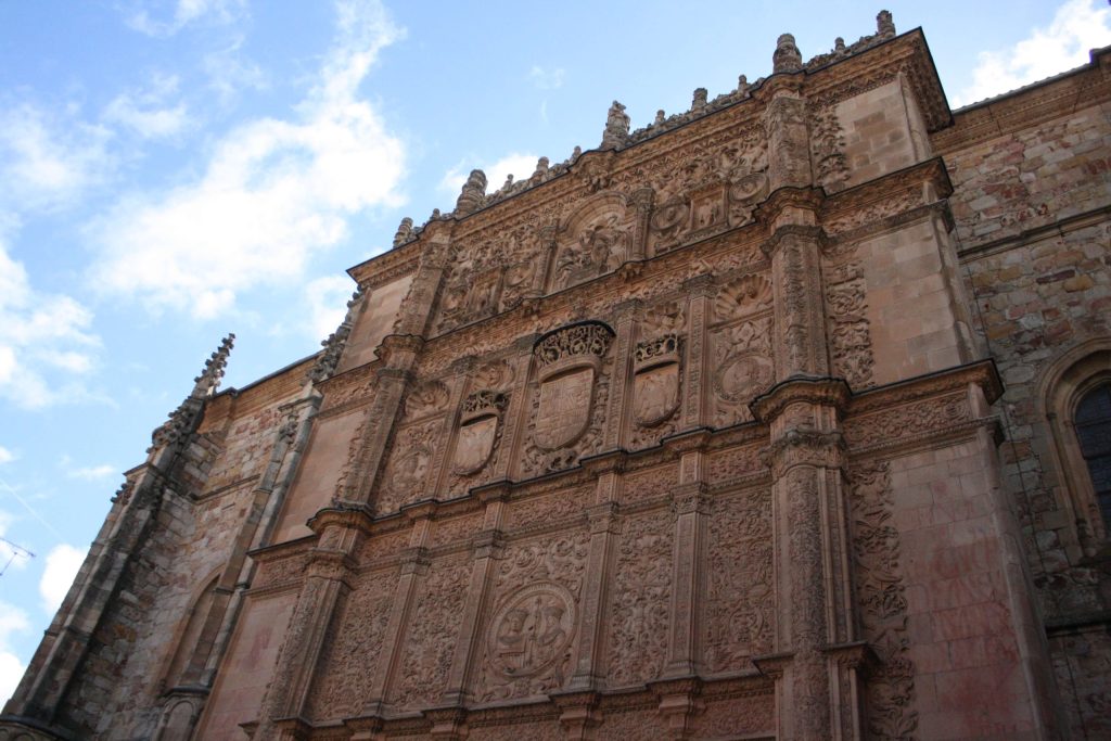 Detalle de los pisos superiores de la Fachada de la Universidad de Salamanca