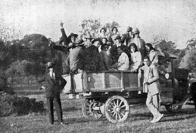 Festejando el lunes de aguas, fotografía de Viuda e hijos de Venancio Gombau
publicada en el libro Salamanca en la mano de Enrique Esperabé de Arteaga 1930